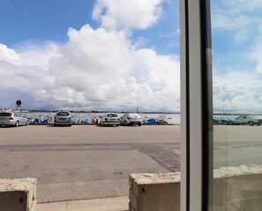 A parking area with cars and a view of the sea. - Pen Er Bed - GAVRES - Gîte (GAVRES)
