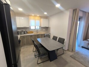 Geladeira, micro-ondas, fogão, cooktop