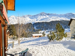 A snowy mountain landscape with a cabin and a building in the foreground. - Golden Peaks Ferienhaus Ferienhaus, Dusche und Bad, WC, 4 oder mehr Schlafräume by Interhome (Valbella)