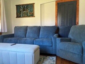 Interior - Private 2-bedroom cabin on 75 acres in quaint Royalston for a relaxing stay (Royalston)