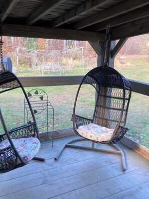 Property grounds - Private 2-bedroom cabin on 75 acres in quaint Royalston for a relaxing stay (Royalston)