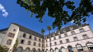 A historic building with multiple floors, arched windows, and a courtyard. - The swallow's nest - LANGONNET (LANGONNET)