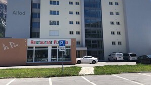 A multi-story building with a restaurant named 'Restaurant Pizza' on the ground floor. - Haus Allod 201 Appartement/Fewo Allod 201 Gretler by Interhome (Lenzerheide)