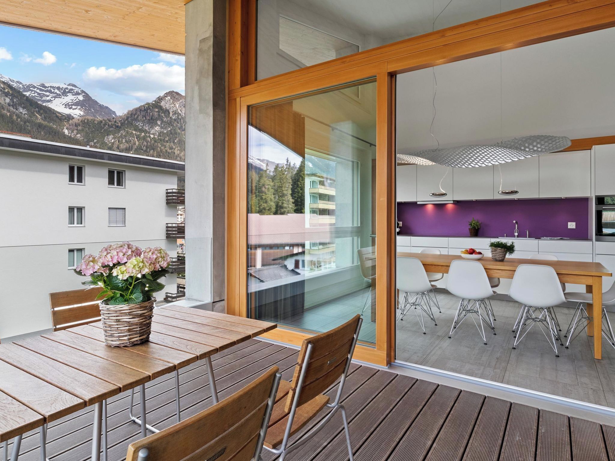Un apartamento moderno con balcón, comedor y cocina.