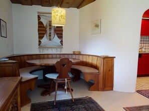 A room with a wooden bench seating area, a round table, and a patterned rug. - Uehlinger Soland Appartement/Fewo, 0007 Soland Ferienwohnung Soland by Interhome (Lenzerheide)