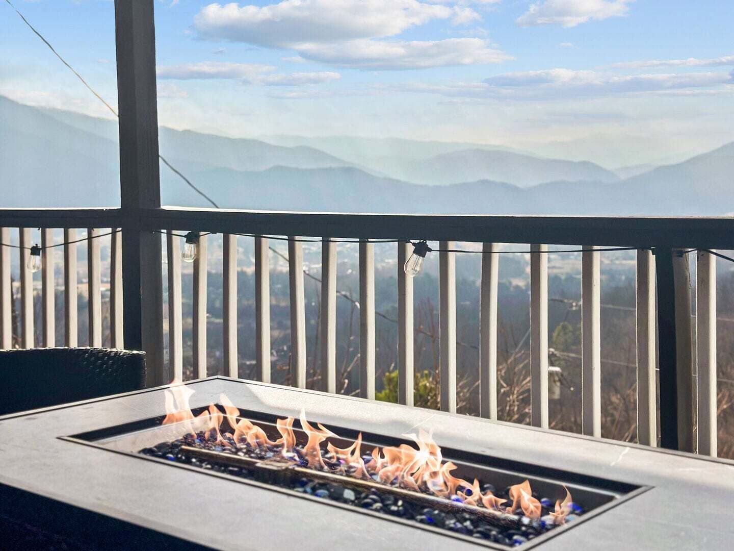 Un foyer extérieur avec vue sur les montagnes.