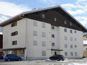 En byggnad med flera våningar, ett platt tak och flera fönster – troligen ett hotell eller ett bostadskomplex.