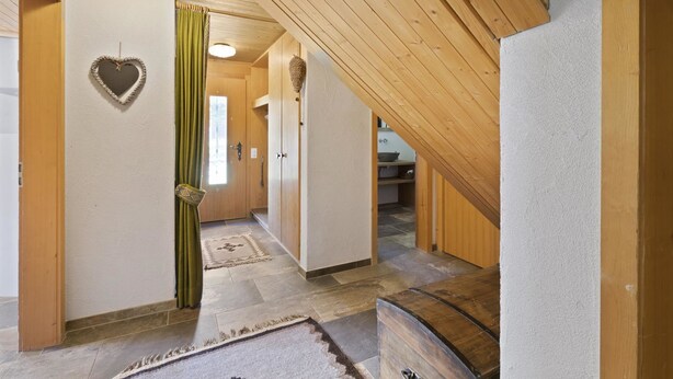 A hallway with wooden beams, a heart-shaped decoration, and a green curtain. - Riedblick Appartement/Fewo,   Ferienwohnung Riedblick by Interhome (Churwalden)