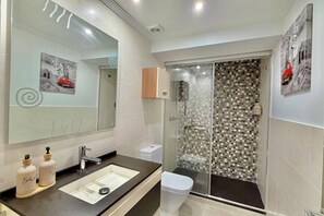 Bathroom - Matxitxako Etxea, renovated apartment in the port (Bermeo)
