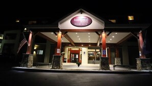 Een hotelingang met een bord waarop 'Innseason Resorts Pollard Brook' staat.
