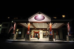 A hotel entrance with a sign reading 'Innseason Resorts Pollard Brook.' - Spend July 4th at Pollard Brook in Lincoln! (Lincoln)