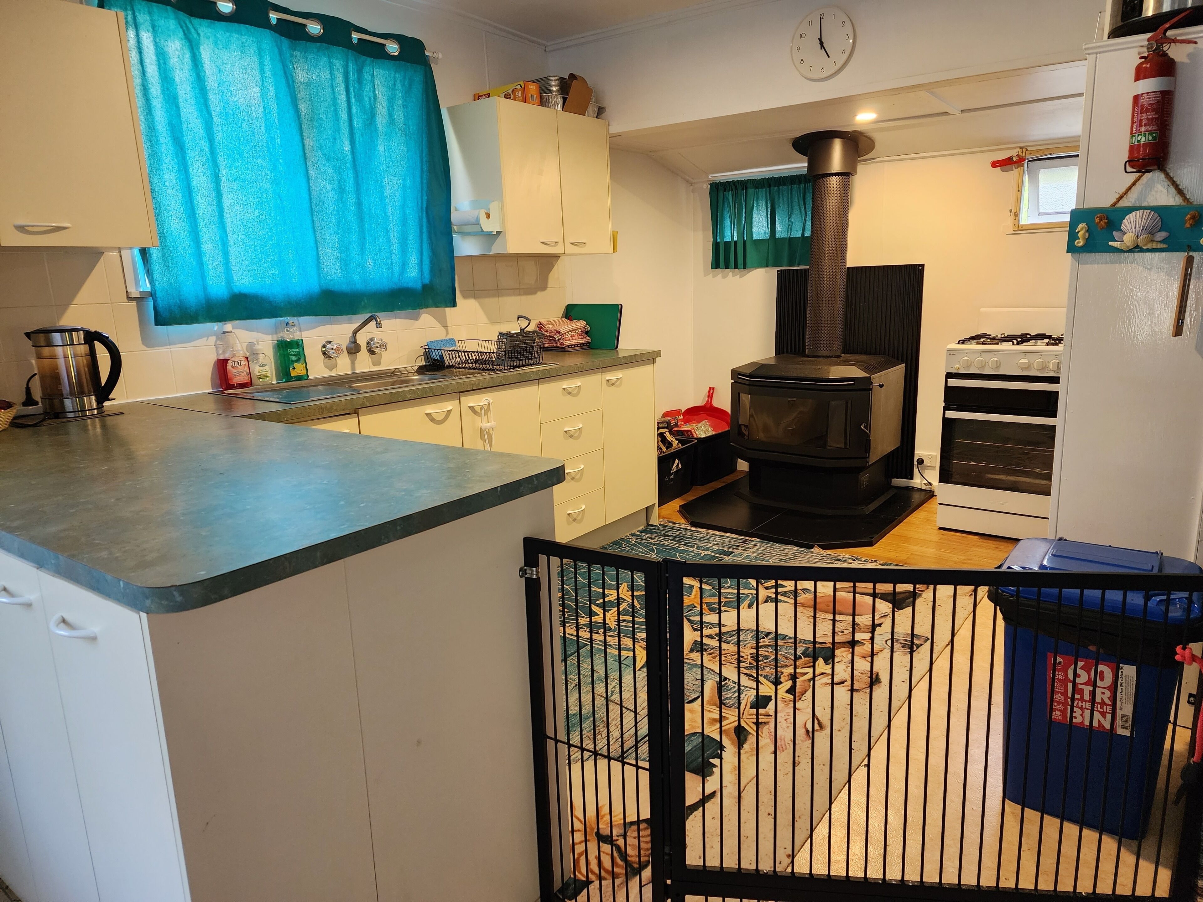Coffee/tea maker, fridge, oven, stovetop