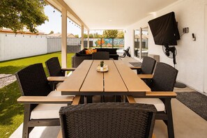Outdoor dining - Hey Cutie - Remodeled Luxury Home · Pool + Hot Tub · Arcade Loft · Sleeps 14 (Mesa)
