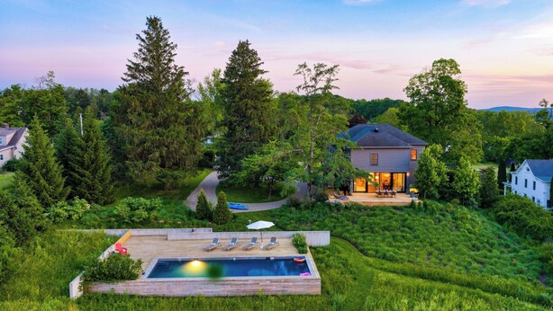 A house with a swimming pool, a deck with lounge chairs, and a garden. - River View by Avantstay Arch Digest 1863 Italianate + Pool + Screening Room Hudson Views (Germantown)