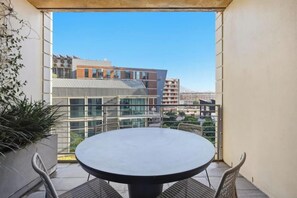Dining - Secure one bedroom in the desirable Waterfront (Cape Town)