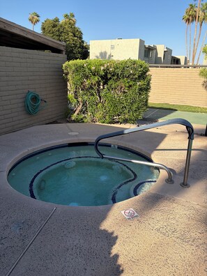 Outdoor spa tub - R&R Camelback Getaway (Scottsdale)