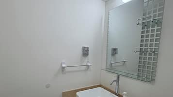 Sèche-cheveux, serviettes fournies, savon, shampoing