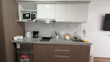 Coffee/tea maker, fridge, microwave, stovetop