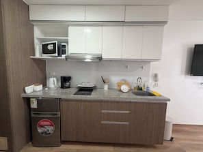 Wasserkocher mit Kaffee-/Teezubehör, Kühlschrank, Mikrowelle, Herdplatte