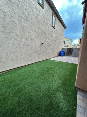 Property grounds - Serene 3-bedroom house with AC in sunny Phoenix (Phoenix)