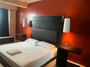 A modern hotel room with a large bed, bedside tables, and wall-mounted lamps. - Hotel Blvd, Playa del Carmen (Playa del Carmen)