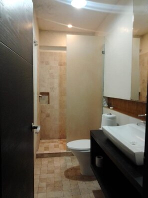 A bathroom with a shower, toilet, and sink. - Hotel Blvd, Playa del Carmen (Playa del Carmen)