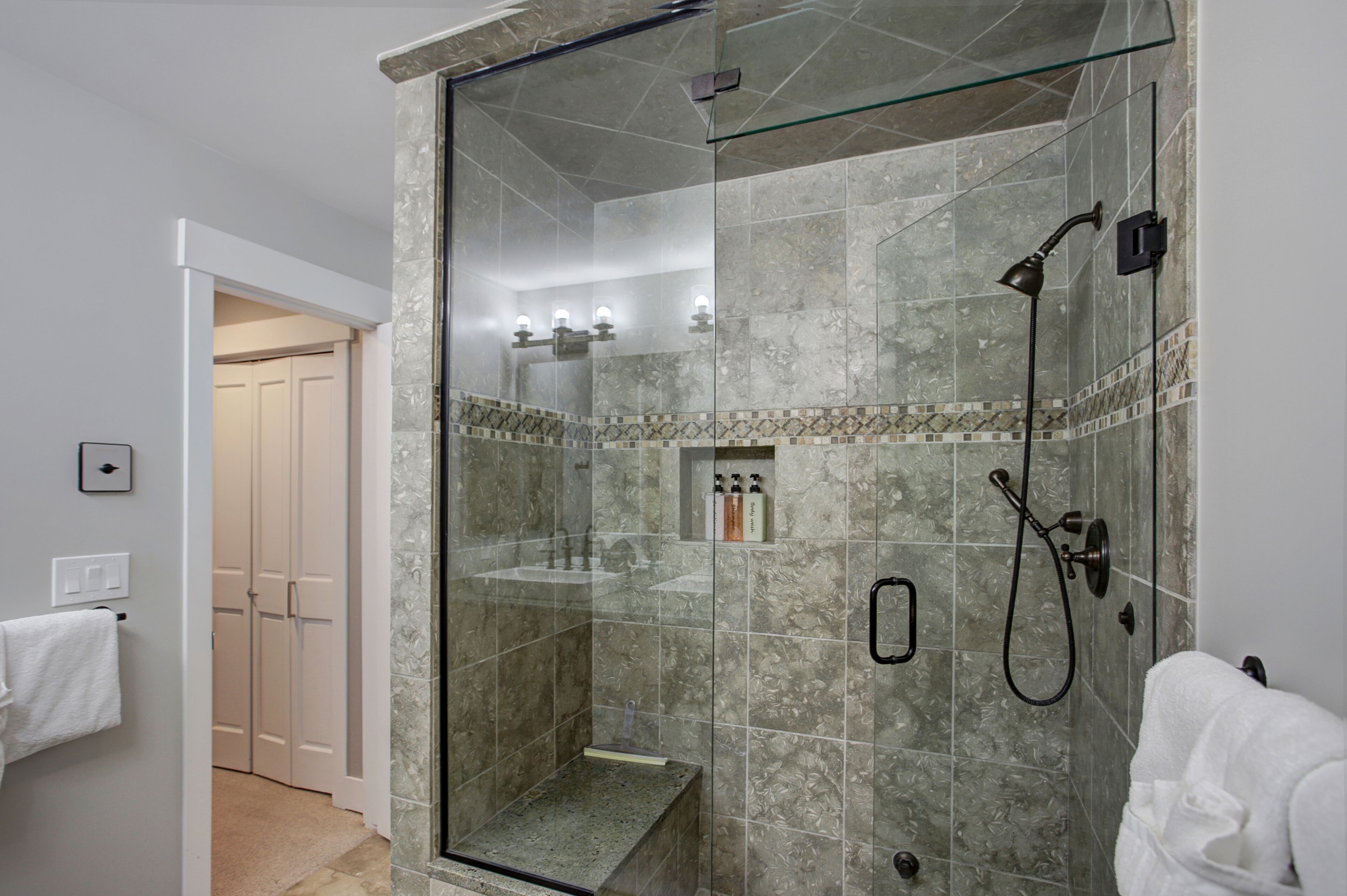 Dusche, Haartrockner, Handtücher