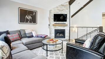 Smart-TV, Kamin, Videospiele, Bücher