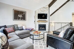 TV connectée, cheminée, jeux vidéo, livres
