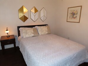 Room - Stylish Cozy 2BR Near Love Field - Balcony (Dallas)