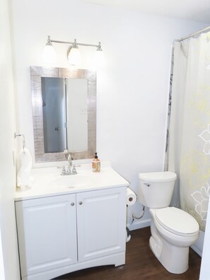 Bathroom - Stylish Cozy 2BR Near Love Field - Balcony (Dallas)