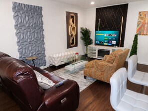 Living area - Stylish Cozy 2BR Near Love Field - Balcony (Dallas)