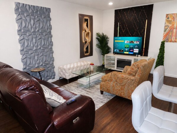 Living area - Stylish Cozy 2BR Near Love Field - Balcony (Dallas)