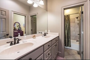 Bathroom - Elegant 5-Bedroom Home in Little Rock (Little Rock)