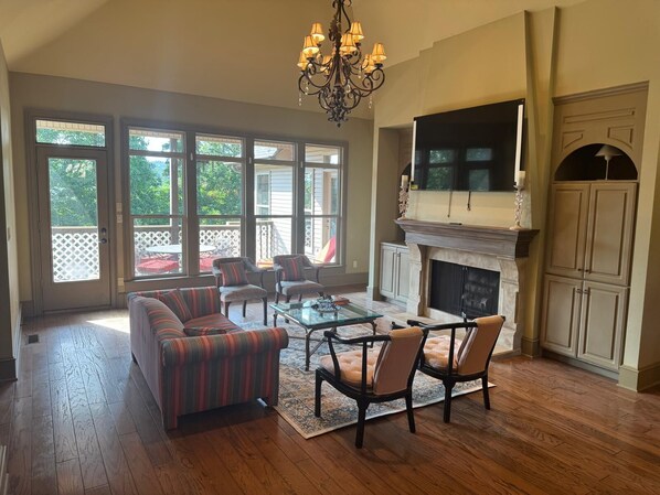 Living area - Elegant 5-Bedroom Home in Little Rock (Little Rock)