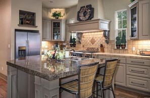 Private kitchen - Elegant 5-Bedroom Home in Little Rock (Little Rock)