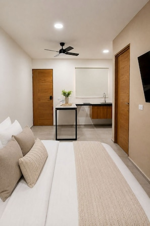 Une chambre à coucher moderne avec un lit, une table de chevet et une petite plante en pot.
