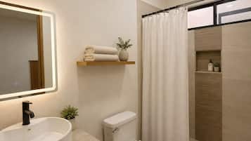SĂšche-cheveux, serviettes fournies, savon, papier toilette