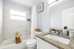 Sèche-cheveux, serviettes fournies, savon, papier toilette