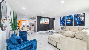 Smart TV, tavolo da calcetto, tavolo da ping pong