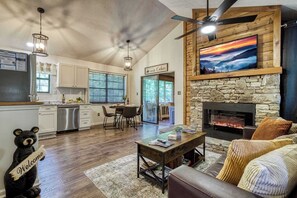 TV, fireplace, offices - Cozy Cabin, Close to Dollywood & Dog Friendly! (Pigeon Forge)