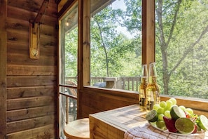Interior - Cozy Cabin, Close to Dollywood & Dog Friendly! (Pigeon Forge)