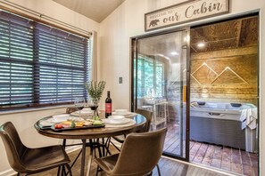 Dining - Cozy Cabin, Close to Dollywood & Dog Friendly! (Pigeon Forge)