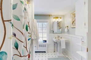 Shower, hair dryer, towels