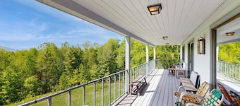 Peaceful mountain home w/ amazing views; close to hiking trails & quaint towns
