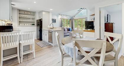 Mountain view, 2-story condo / heated pools, hot tubs, gym & game room access