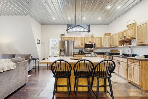 White Mountain peaceful retreat w/ furnished deck, garage, gas grill & location