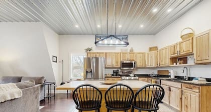 White Mountain peaceful retreat w/ furnished deck, garage, gas grill & location