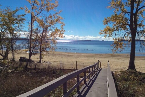 Lakefront Water View Cottage:  Sandy beach, dog friendly, bocce & AC