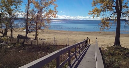 Lakefront Water View Cottage: Sandy beach, dog friendly, bocce & AC